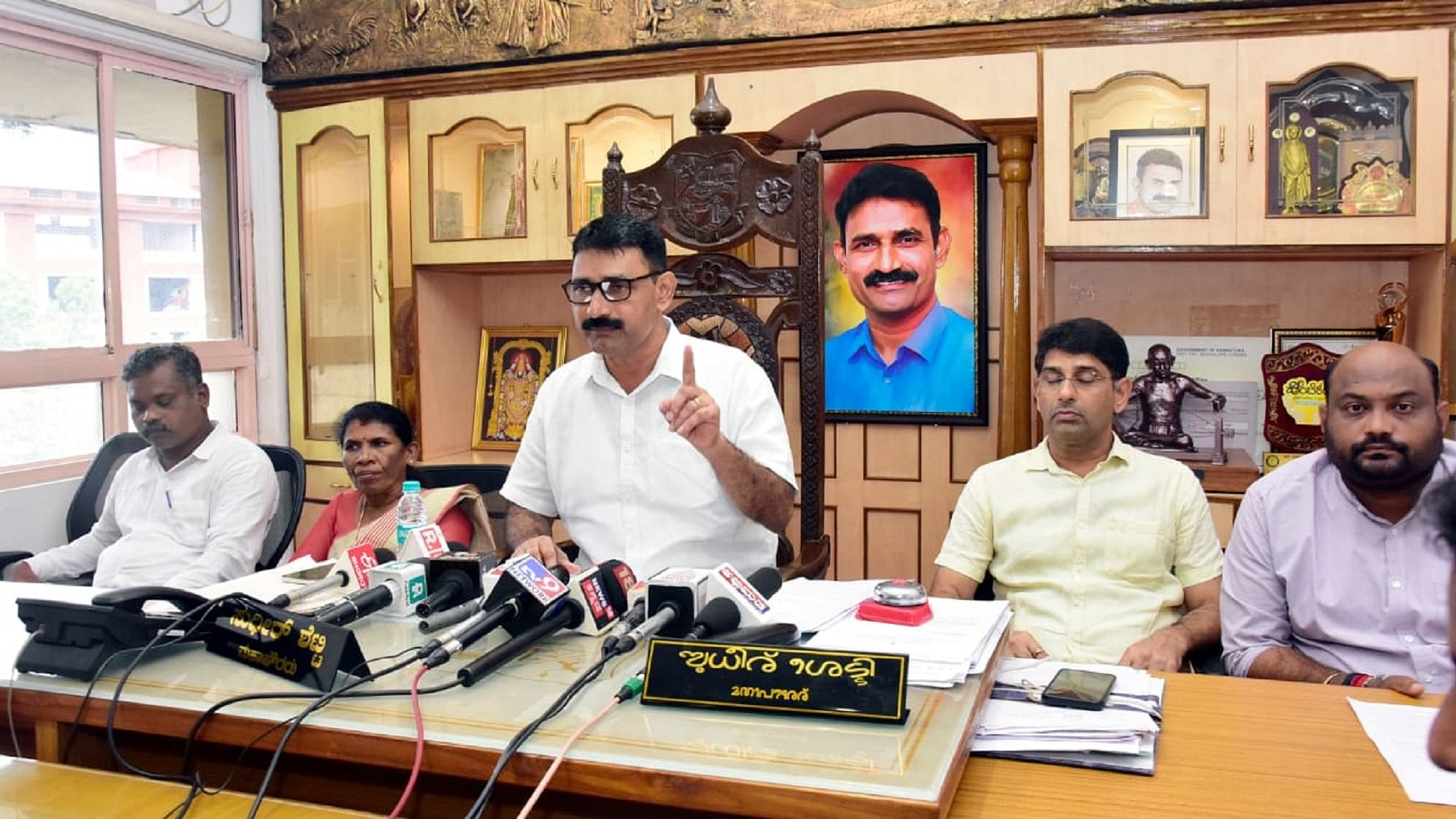 <div class="paragraphs"><p>Mayor Sudheer Shetty Kannur speaks to media persons in Mangaluru.</p></div>